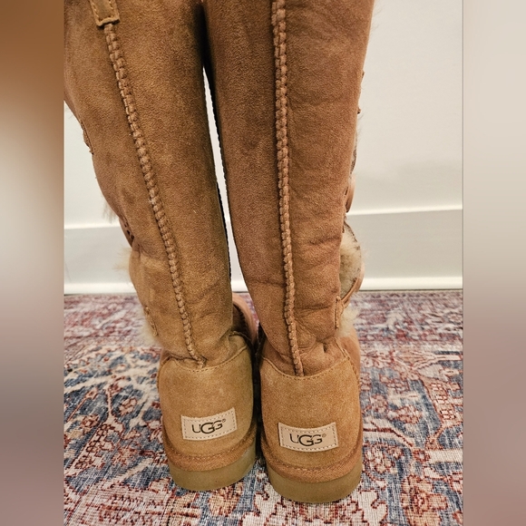 NWOT 🌟 UGG WOMEN'S BAILEY BUTTON TRIPLET II BOOT - Size 9 - Picture 3 of 11